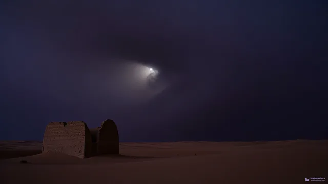 Desert Storm Ruin — Storm atmosphere 4K wallpaper