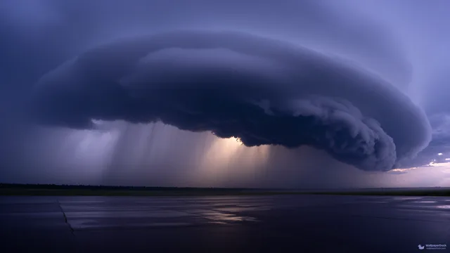 Supercell Amber Break — Storm atmosphere 4K wallpaper