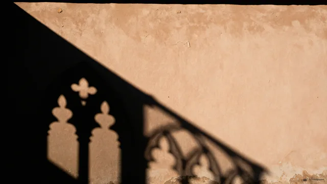Geometric Shadow on Plaster — Shadow play 4K wallpaper