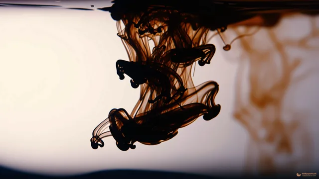 Amber Ink Tendrils — Abstract fluid 4K wallpaper
