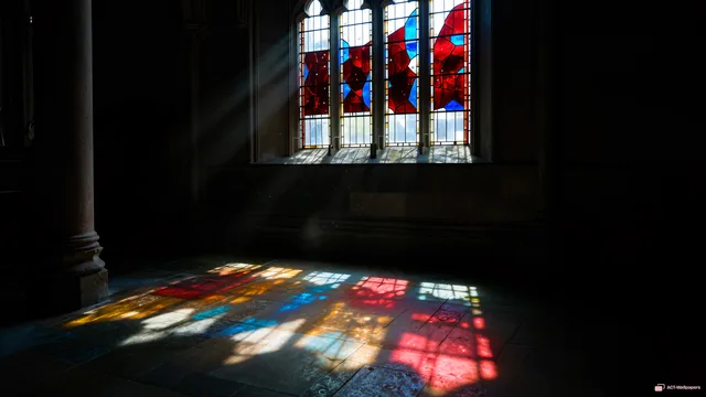 Chromatic Stone Pools — Stained-glass light 4K wallpaper